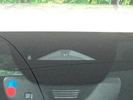 【i-ACTIVESENSE】走行中に前方の車両等を認識し、衝突しそうな時は警報とブレーキで衝突回避と被害軽減をアシスト。より安全にドライブをお楽しみいただけます。