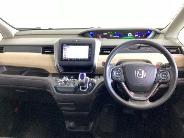 車内は光触媒抗菌消臭施工済です。インパネ周りはスタイリッシュなデザインで機能や装備も充実しています。グローブボックスやカップホルダーのほかにトレーなどたくさんの収納スペースが付いています。