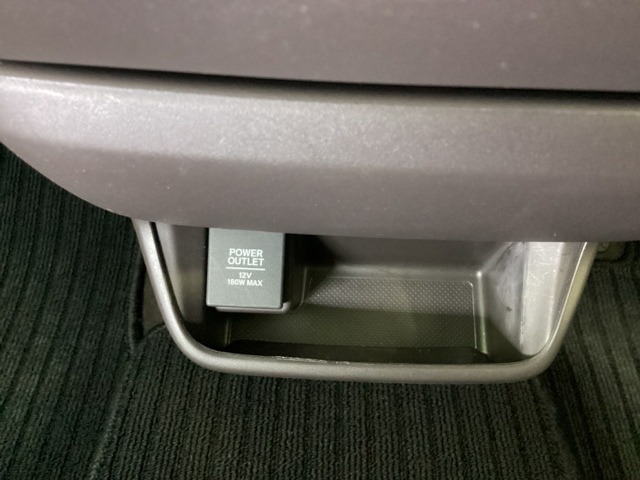 アクセサリーソケットはUSBのアダプターなどをつければ、スマホの充電にも使えます。周辺には物が置けるボックスがついています。