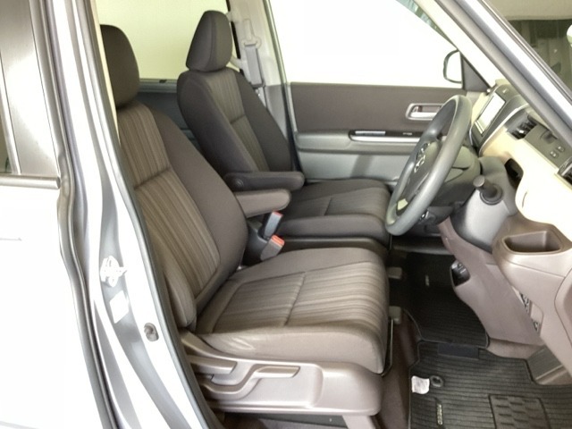 女性でも運転がしやすいように、シートの高さ調整機能（シートリフター）がついています。運転席と助手席の間が空いている為、助手席側への移動がスムーズです。交通量の多い道でも助手席側から乗り降りができます。