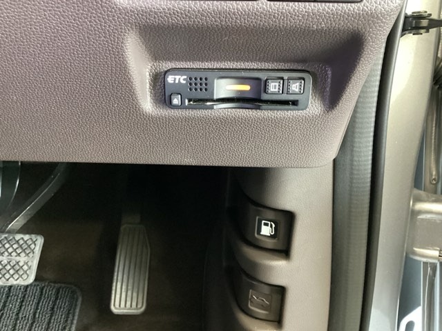 ハンドルの右下にETCがついています。高速道路の料金所の通過も楽々です！。　カードの取り出しもしやすい場所についています。