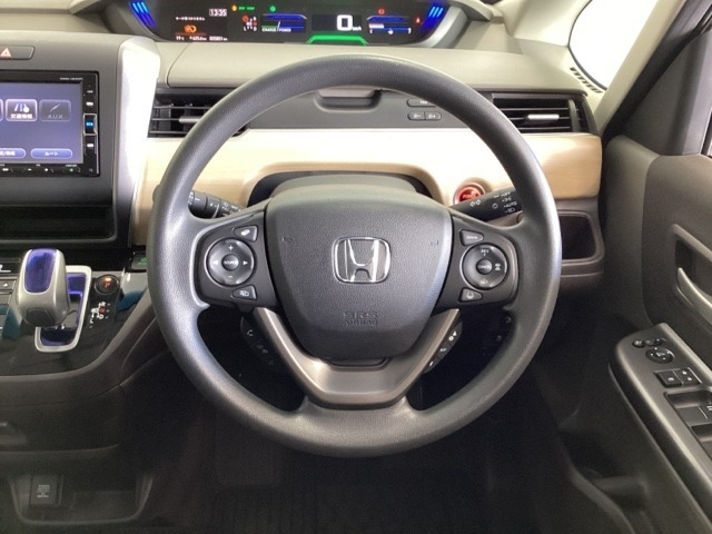 ハンドルにHondaセンシング系のクルーズコントロールやレーンキープアシストなどのスイッチと、オーディオの操作スイッチが装備されています。ハンドルから手を離さず安全に操作できます。