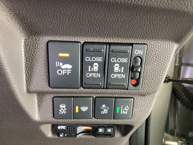 両側電動スライドドアは運転席から操作ができるよう、操作スイッチが付いています。Hondaセンシング用のVSA解除とレーンキープアシストシステムなどのメインスイッチも装備しています。