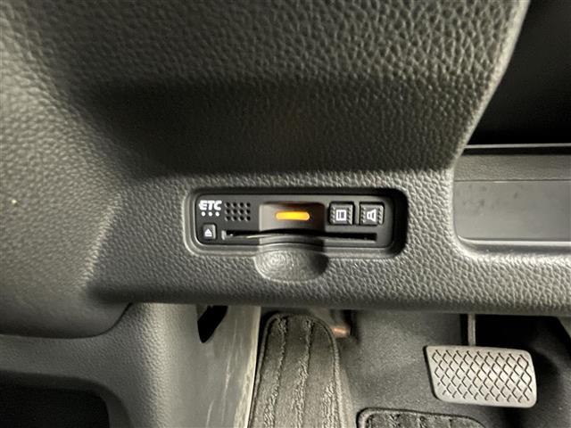 【ETC】有料道路を利用する際に料金所で停止することなく通過できる、ETC車載器（ノンストップ自動料金収受システム機器）が装備されています。セットアップを行うことで利用可能になります。