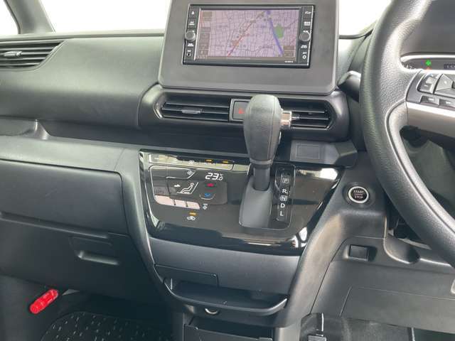 オートマチックドライブです。駐車ブレーキは左足での踏み込み式です