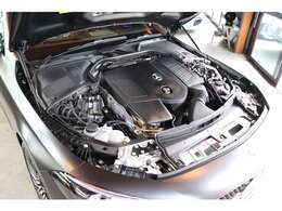 直列4気筒2.0Lターボ＋モーターで204馬力を発揮。「ISG」搭載で、低回転からドライバーの意のままに溢れ出すゆとりのパワーによるスムーズで力強いドライビングが愉しめます。