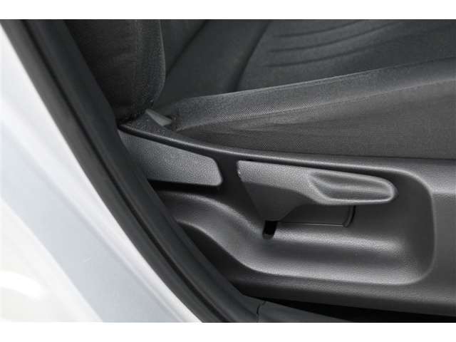 運転席にはリクライニング＋シート上下アジャスターレバーを装備。