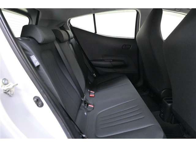 後席スペースにも、ゆとりを確保しました。　乗り降りしやすく膝まわりにも余裕を感じます。