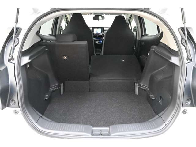 リヤシートは、6：4分割可倒式で、シートバックを前倒しできます。丈の長い荷物を積むことができます。　大きい荷物は両側を前倒しすれば大丈夫。