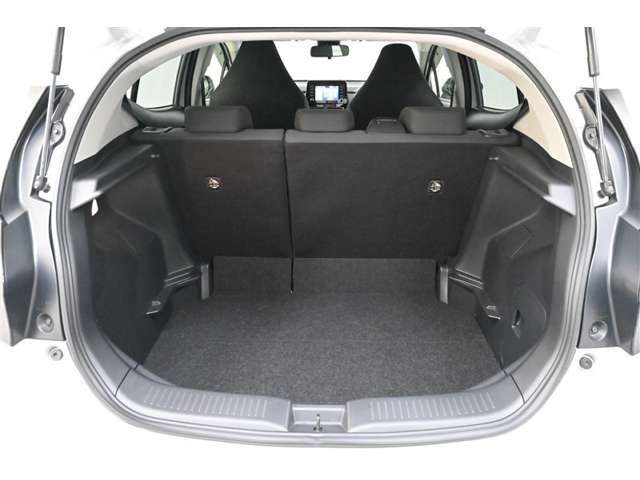 奥行きも開口幅もしっかり確保されていて、荷物の出し入れがしやすいゆとりのあるラゲージスペースです。