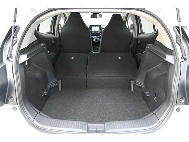 リヤシートのシートバックを 両側 前倒しした状態です。