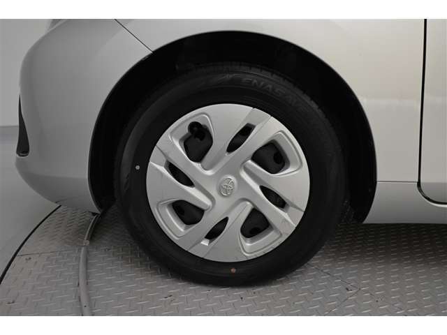 15インチ スチールホイール（樹脂フルキャップ付き）です。