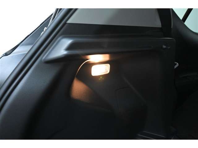 ラゲージルーム側面にはライトを装備。夜間のお荷物の出し入れに役立ちます。