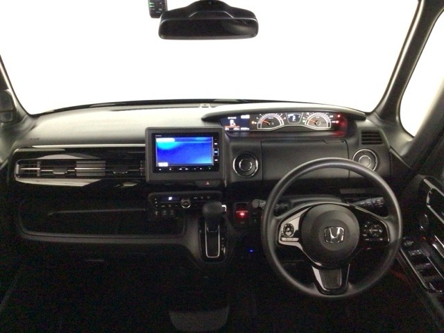 【前方視界】開放的な前方視界！運転がしやすく疲れにくいです♪窓が大きく、見通しがとっても良いおクルマですよ♪