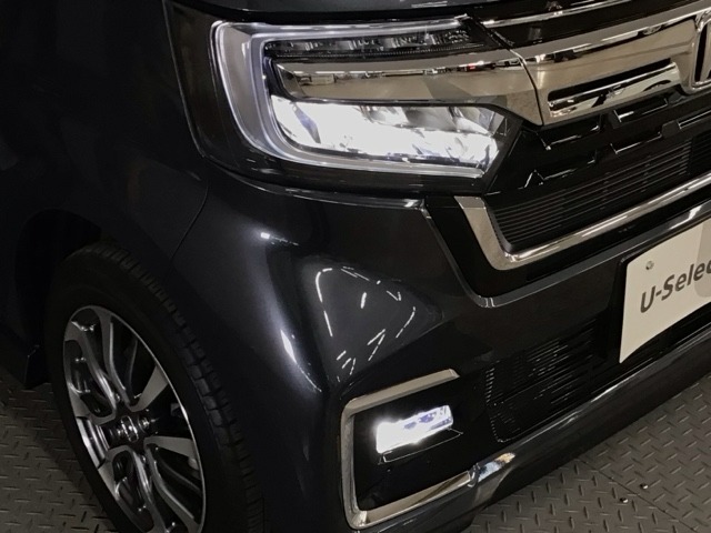 【LEDヘッドライト】ディスチャージヘッドライト（HID）と同等の明るさで、夜道や雨天走行が明るく視界良好！！　フォグライトも装備で、安心感さらにUPです♪安心ドライブを楽しんで下さい♪