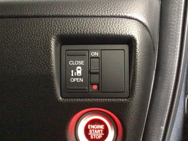 【パワースライドドア】助手席側がパワースライドドアになっており、運転席のスイッチやスマートキーでも開閉が可能です！開口部も広いので乗り降りも楽々♪