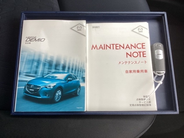 メンテナンスノート【点検整備記録簿・保証書】、取説も揃ってます。スマートキーはバッグなどにしまったままボタン操作でエンジンの始動・停止ができて大変便利です。