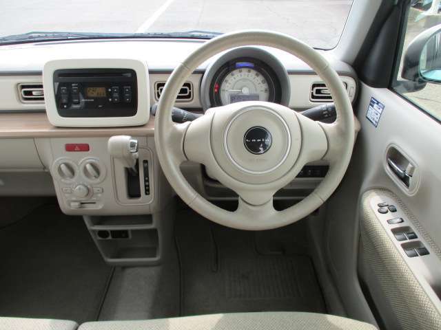 当社のお車はとっても綺麗です！限りなく新しい車に近い中古車をモットーに日々仕上げております。お写真だと伝わりにくいのが悔しいです！でも見ていただければ、綺麗な車だねってキット言っていただけるハズ♪