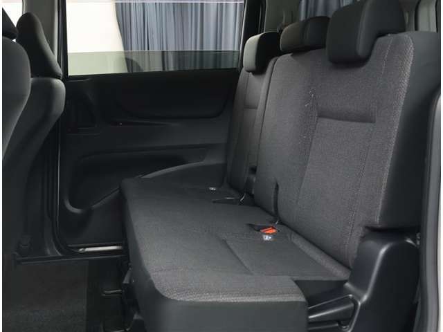 リアシートは可倒式になっていますので、長いお荷物も収納できます！！