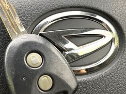 【キーフリーシステム】カバンやポケットに入れたままでもドアの施錠・解錠が可能なスマートキーを装備。エンジンのオン・オフ時もカギを取り出す必要が無いからとっても便利です♪