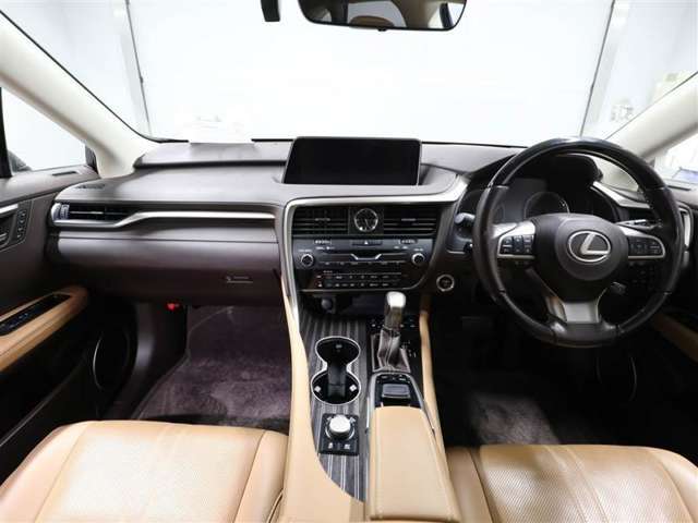 上質で落ち着いた印象のインパネ。視界も広々で運転しやすいです。