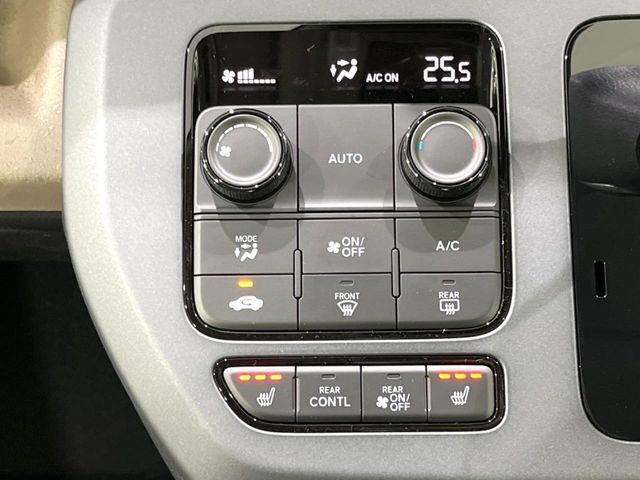 【オートエアコン】一度お好みの温度に設定すれば、車内の温度を検知し風量や温度を自動で調整。暑い…寒い…と何度もスイッチ操作をする必要はありません。快適な車内空間には必須の機能ですね♪