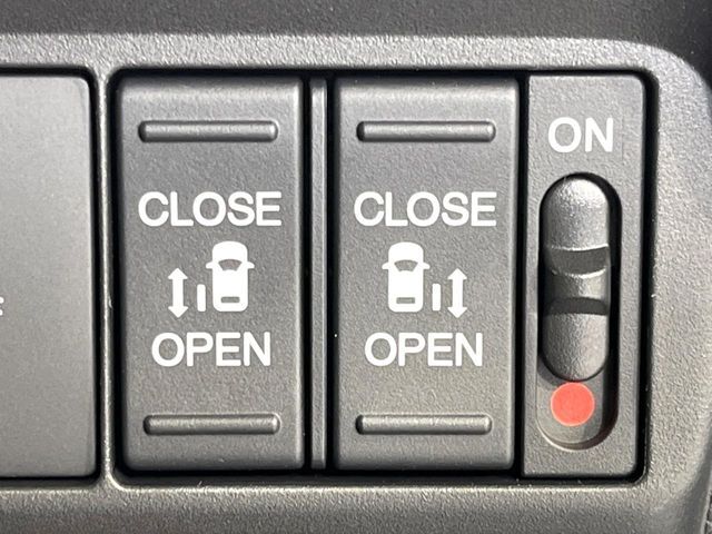 【両側パワースライドドア】スマートキーや運転席のスイッチで後席両側スライドドアの開閉が可能♪電動だから力を入れてドアを開ける必要が無く、小さなお子様でも簡単に開け閉めでき快適です♪