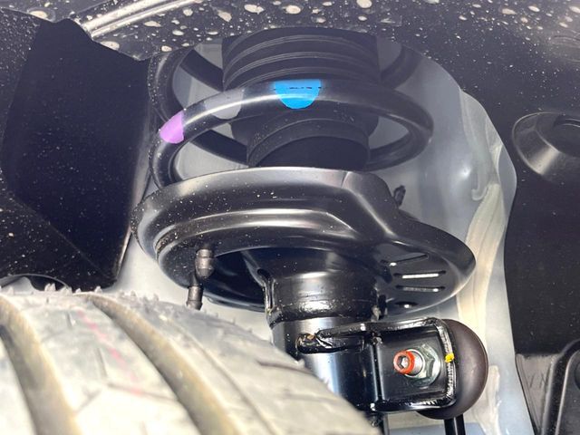 お車を安心してお乗りいただく為には、足回りの定期点検が欠かせません。サービスサポート（有償保証）では無料点検もご提供しており、安心のカーライフをお過ごしいただけるサポート体制が整っています。