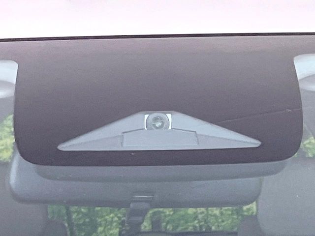 【ホンダセンシング】走行中に前方の車両等を認識し、衝突しそうな時は警報とブレーキで衝突回避と被害軽減をアシスト。より安全にドライブをお楽しみいただけます。