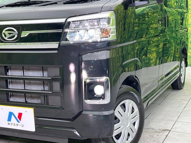 【LEDヘッドライト】悪天候や夜間走行時も良好な視界を確保し安心して運転できる高輝度LEDヘッドライトを装備！点灯速度が早く、消費電力も抑えられています。