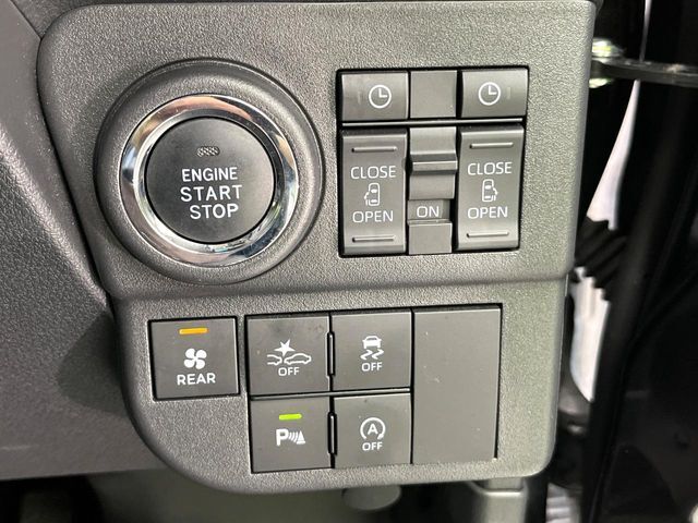 【両側パワースライドドア】スマートキーや運転席のスイッチで後席両側スライドドアの開閉が可能♪電動だから力を入れてドアを開ける必要が無く、小さなお子様でも簡単に開け閉めでき快適です♪