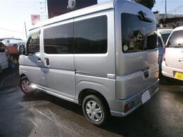 荷室スペースを最大限確保するための直線的なデザイン