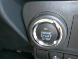 ブレーキを踏みながらスタートボタンを押すだけでエンジン始動です