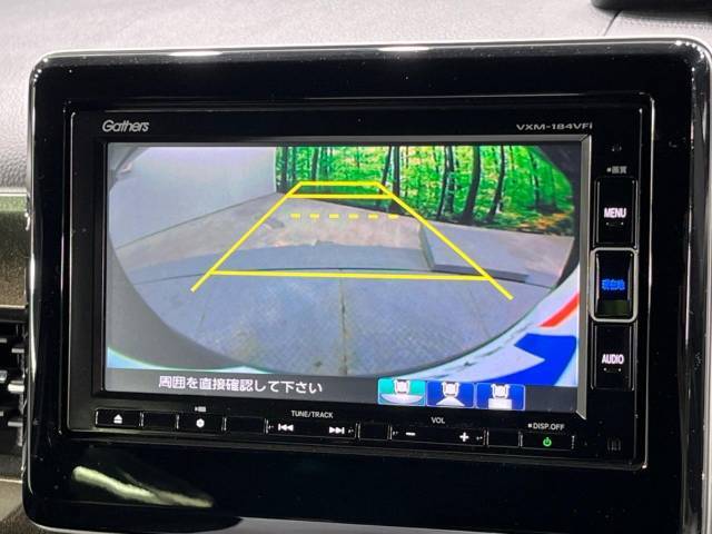 【バックカメラ】駐車時に後方がリアルタイム映像で確認できます。大型商業施設や立体駐車場での駐車時や、夜間のバック時に大活躍！運転スキルに関わらず、今や必須となった装備のひとつです！
