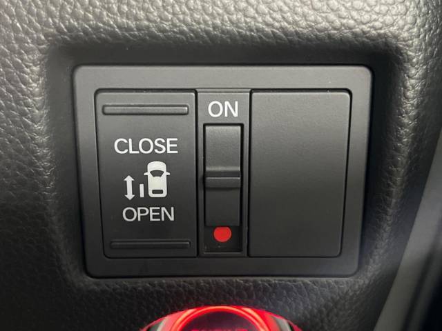 【パワースライドドア】スマートキーや運転席のスイッチでスライドドアの開閉が可能♪電動だから力を入れてドアを開ける必要が無く、小さいお子様でも、重い荷物を持っている時もラクに開け閉めできます♪