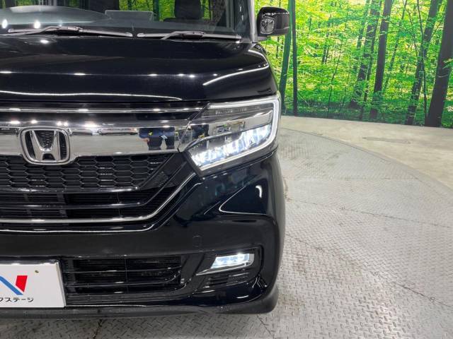 【LEDヘッドライト】悪天候や夜間走行時も良好な視界を確保し安心して運転できる高輝度LEDヘッドライトを装備！点灯速度が早く、消費電力も抑えられています。