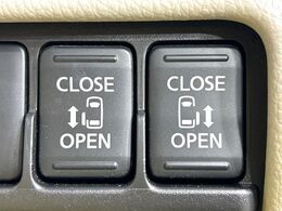 【両側パワースライドドア】スマートキーや運転席のスイッチで後席両側スライドドアの開閉が可能♪電動だから力を入れてドアを開ける必要が無く、小さなお子様でも簡単に開け閉めでき快適です♪