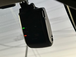 万が一の事故はもちろん快適で安全なドライブの必需品 純正ドライブレコーダーがフロントに付いています。