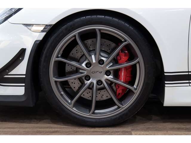 ケイマンGT4専用の20インチアルミホイールは、目立つ歪み等無く良い状態です！！