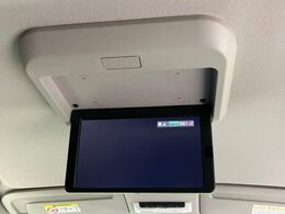 【フリップダウンモニター】大画面モニターで後席でもエンタメをお楽しみいただけます。小さなお子様にも大人気の装備です♪