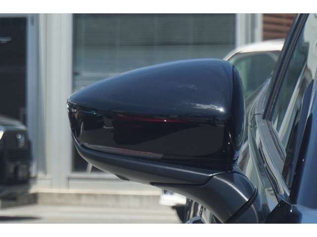 ブラインドスポットモニター！走行中、ドアミラーでは確認しにくい後側方エリアに存在する車両に加えて、隣接する車線の約60m後方までモニターし、急接近してくる車両も検知します。