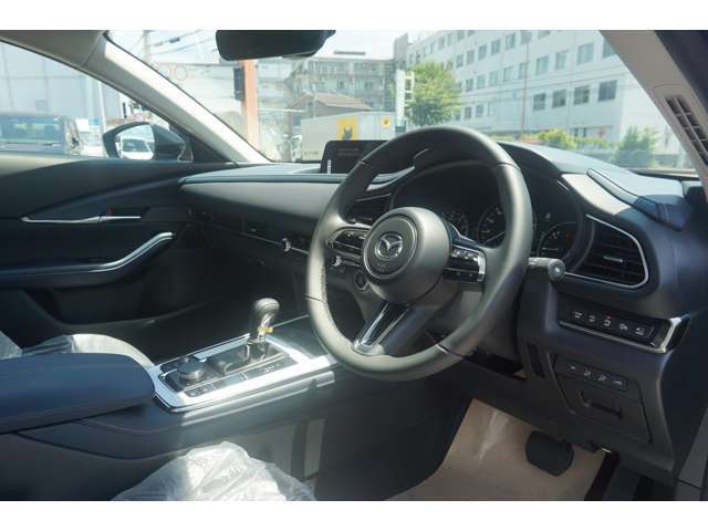 後退中に後方の障害物や、自車の左右や後方に接近してきた車両を検知。衝突を回避できないと判断したとき、ブレーキ制御を行うことで衝突時の被害を軽減します。