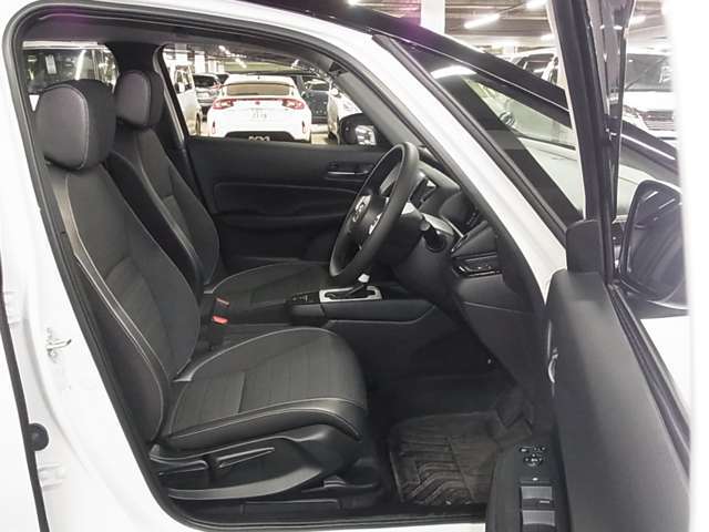 当社販売担当者、仕入担当者、リフトに持ち上げ車検検査員による下廻りチェックをクリアした高品質車を展示しております。
