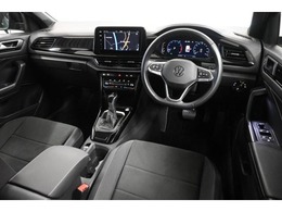 人を中心とした機能的なインテリア。フォルクスワーゲン車は、使いやすさと、視界の良さにもこだわっています。