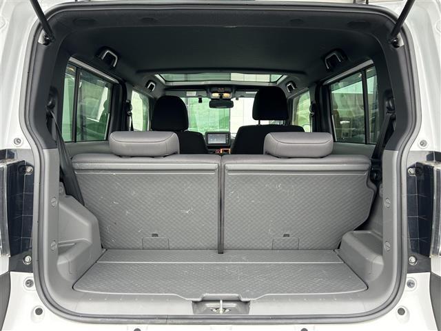 【トランク】積み込みやすくて、たっぷり積める荷室です。シートアレンジできるものは、乗車人数と荷物の量や大きさによってシートを動かすことができるので、より快適なドライブが可能です！