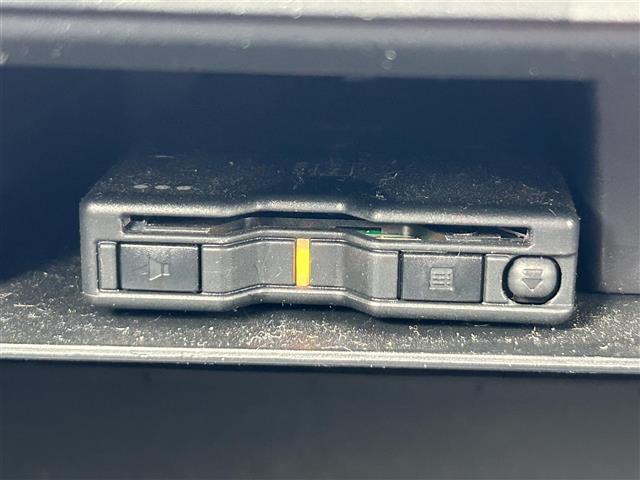 【ETC】有料道路を利用する際に料金所で停止することなく通過できる、ETC車載器（ノンストップ自動料金収受システム機器）が装備されています。セットアップを行うことで利用可能になります。