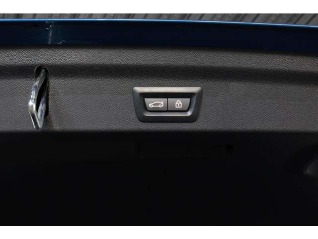 ご登録日より1年間の認定中古車保証が無償付帯致します。日本全国のMINI正規ディーラーにて保証修理をお受け頂けます。保証期間中、365日24時間対応のエマージェンシーサービス付帯。