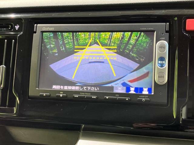 【バックカメラ】駐車時に後方がリアルタイム映像で確認できます。大型商業施設や立体駐車場での駐車時や、夜間のバック時に大活躍！運転スキルに関わらず、今や必須となった装備のひとつです！