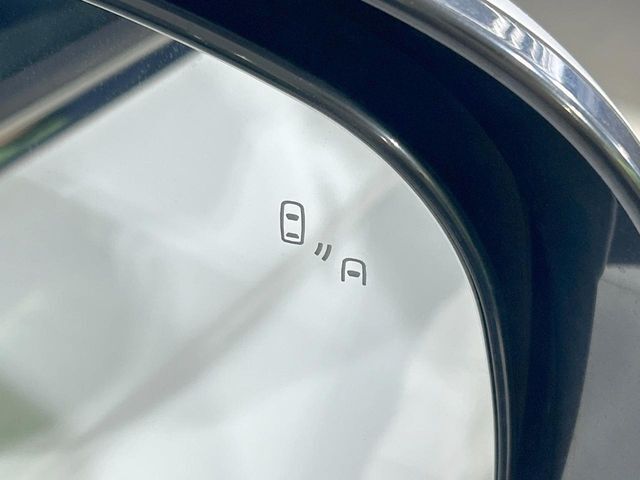 【ブラインドスポットワーニング】走行中、ドアミラーの死角になりやすい箇所に後続車が接近するとサイドミラー付近に警告を表示、ドライバーに注意喚起をしてくれます。