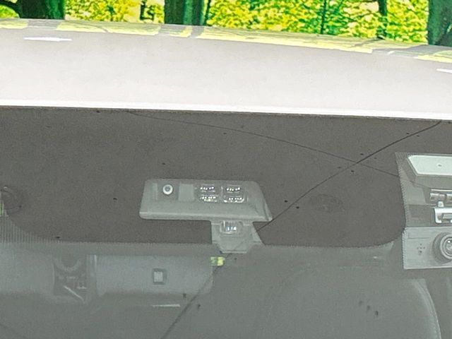 【三菱e-Assist】走行中に前方の車両等を認識し、衝突しそうな時は警報とブレーキで衝突回避と被害軽減をアシスト。より安全にドライブをお楽しみいただけます。
